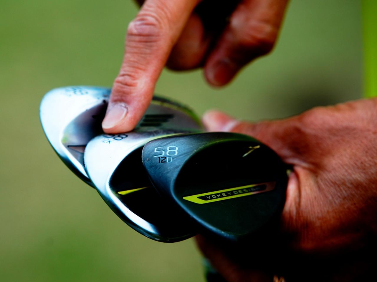 画像: 1人目：③天然芝のアプローチエリアで58度のソールグラインドを選ぶ