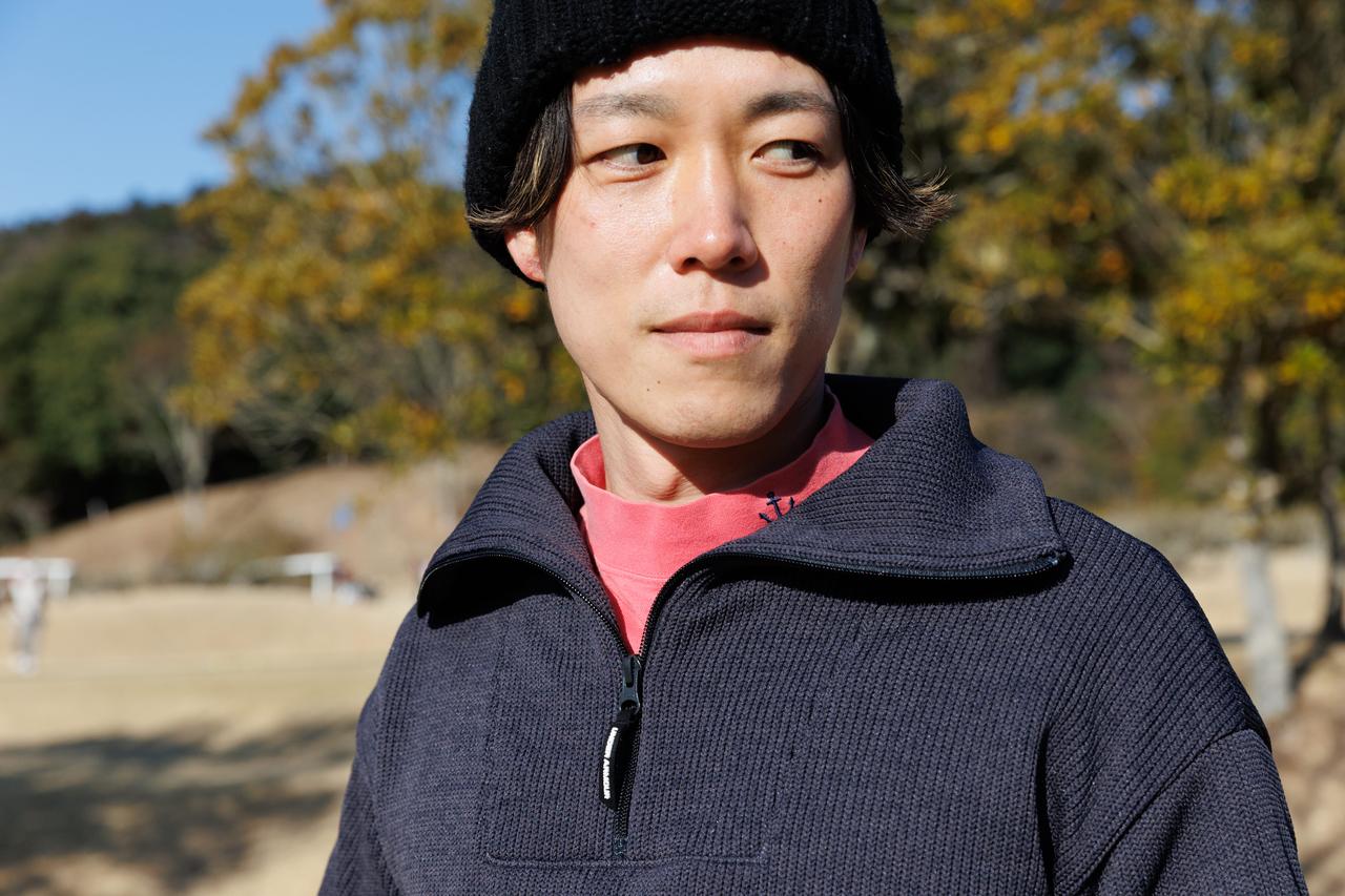 画像: ピンクのモックネックはチャコールグレーのハーフジップニットと好相性