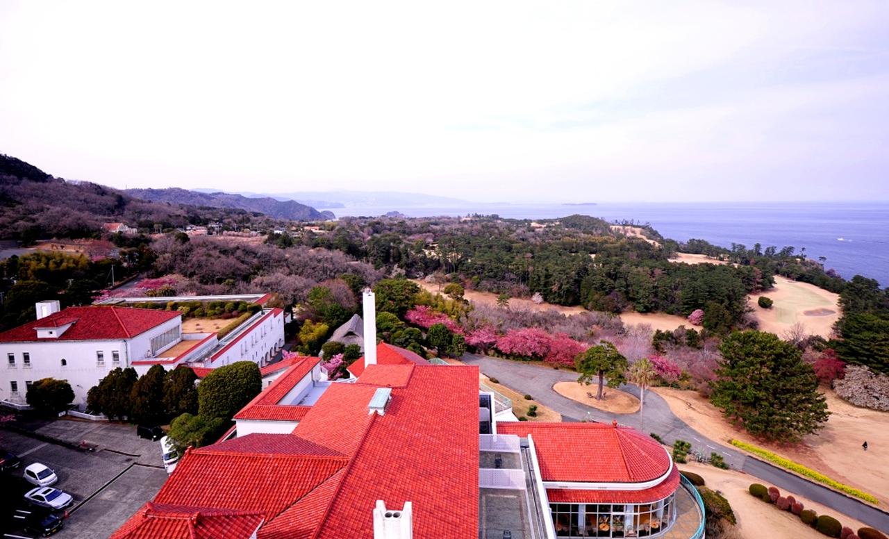 画像: 相模灘を一望する川奈ホテルと富士コース