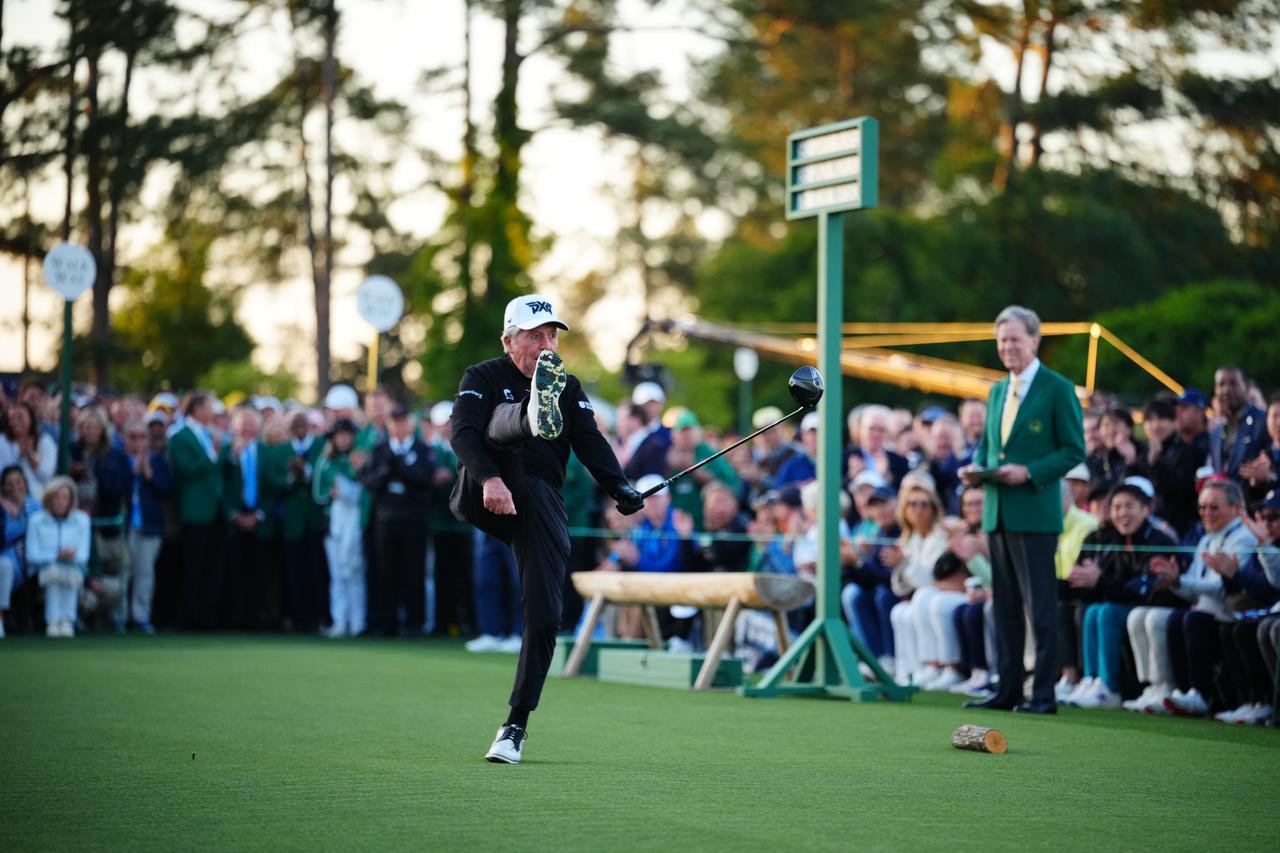 画像: 名誉スターターによるティーショットで恒例の“足上げ”を見せてパトロンから歓声を浴びるゲーリー・プレーヤー(撮影/岩本芳弘)