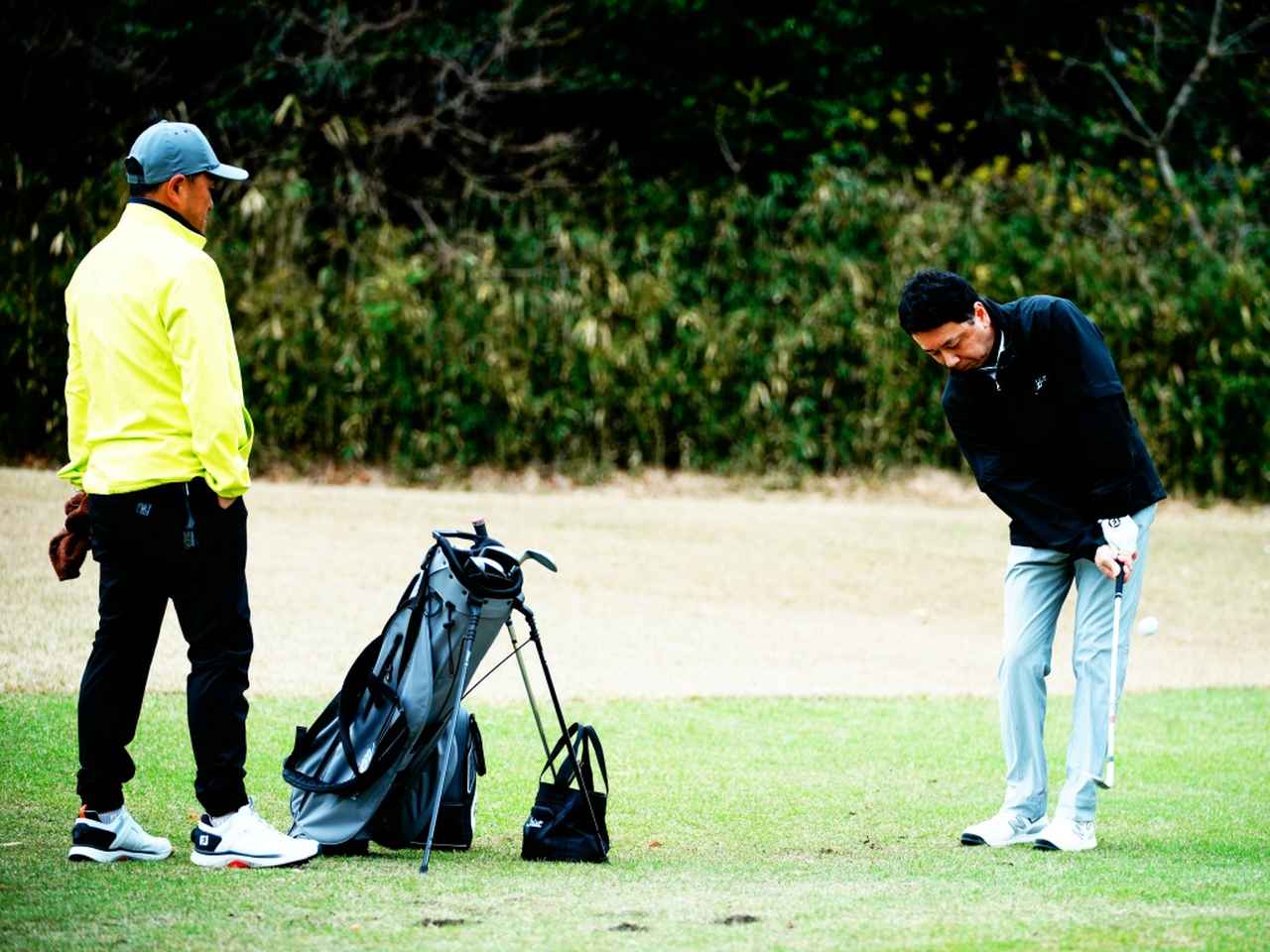 画像: グリーン周りでの「ダフリを解消したい」という関口さん。その悩みをグラインド選びで解決していく