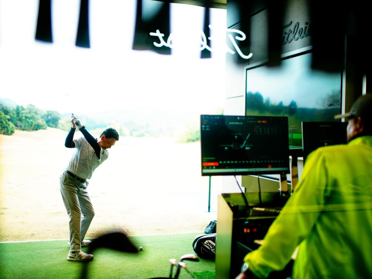 画像: 屋外に向かって打つ試打室でフィッティングをスタート（関口喜弘さん）