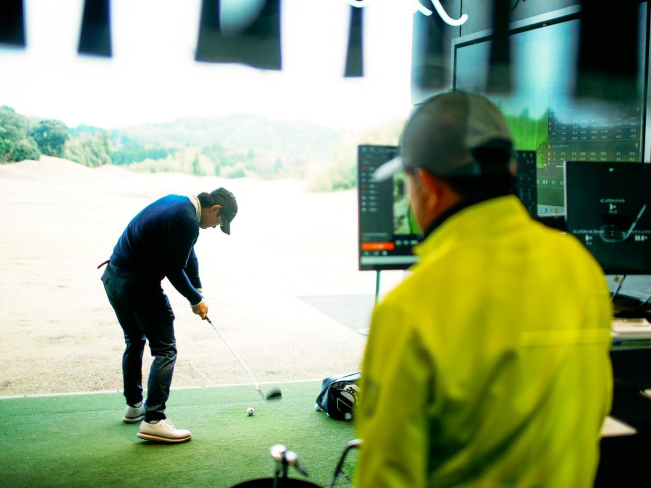 画像: ショットに自信はあるものの、バンカーが大の苦手だという松本大二郎さん。まずは持参したマイクラブでの計測からスタート