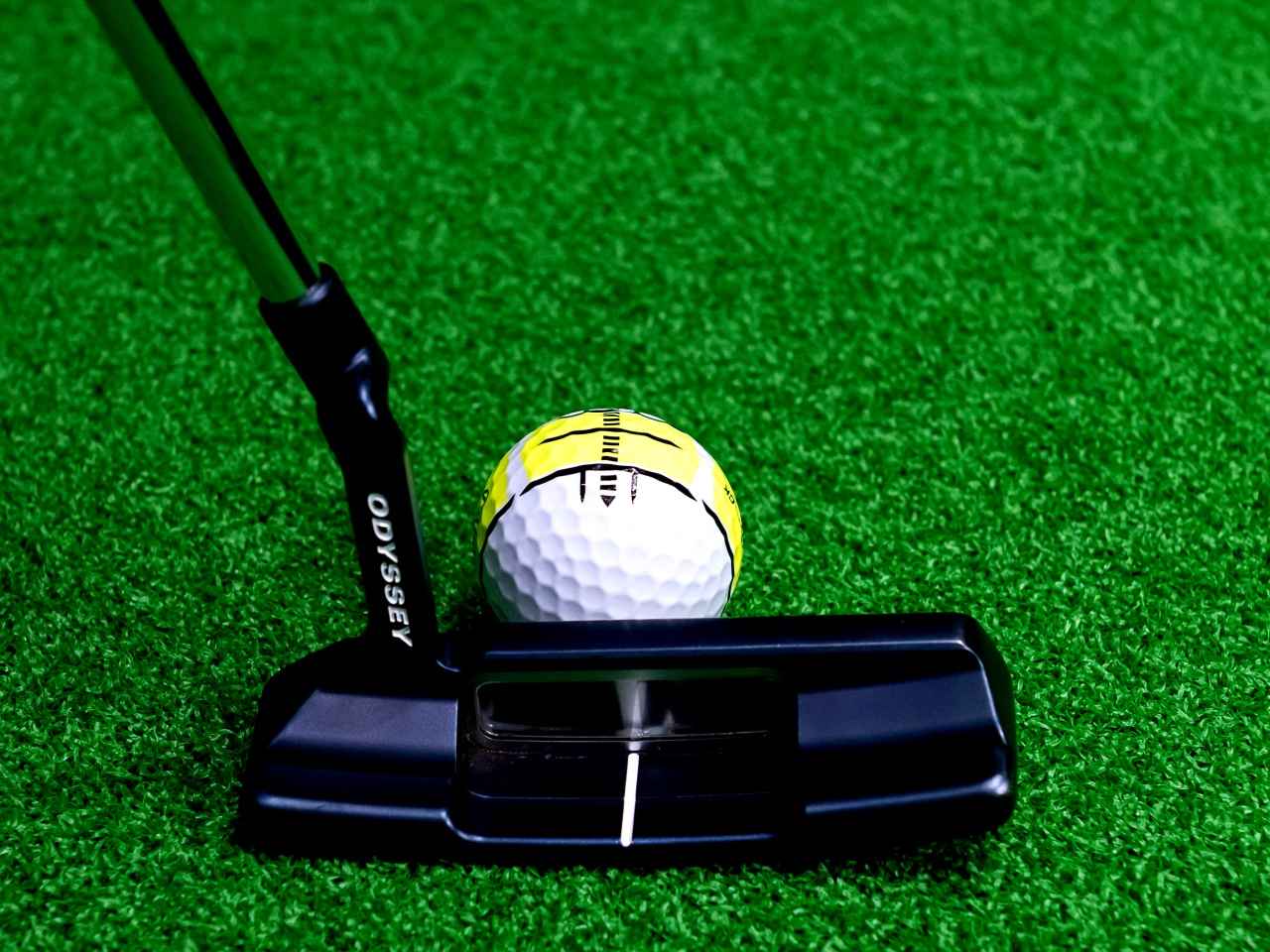 画像: ミドル~ロングパットは、太帯をフェース面と平行にセット