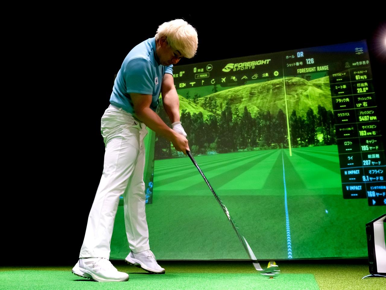 画像2: ラインを重視したいアイアンはターゲットラインに合わせて太帯を置く。「ブレード型パターのショートパットのイメージです」