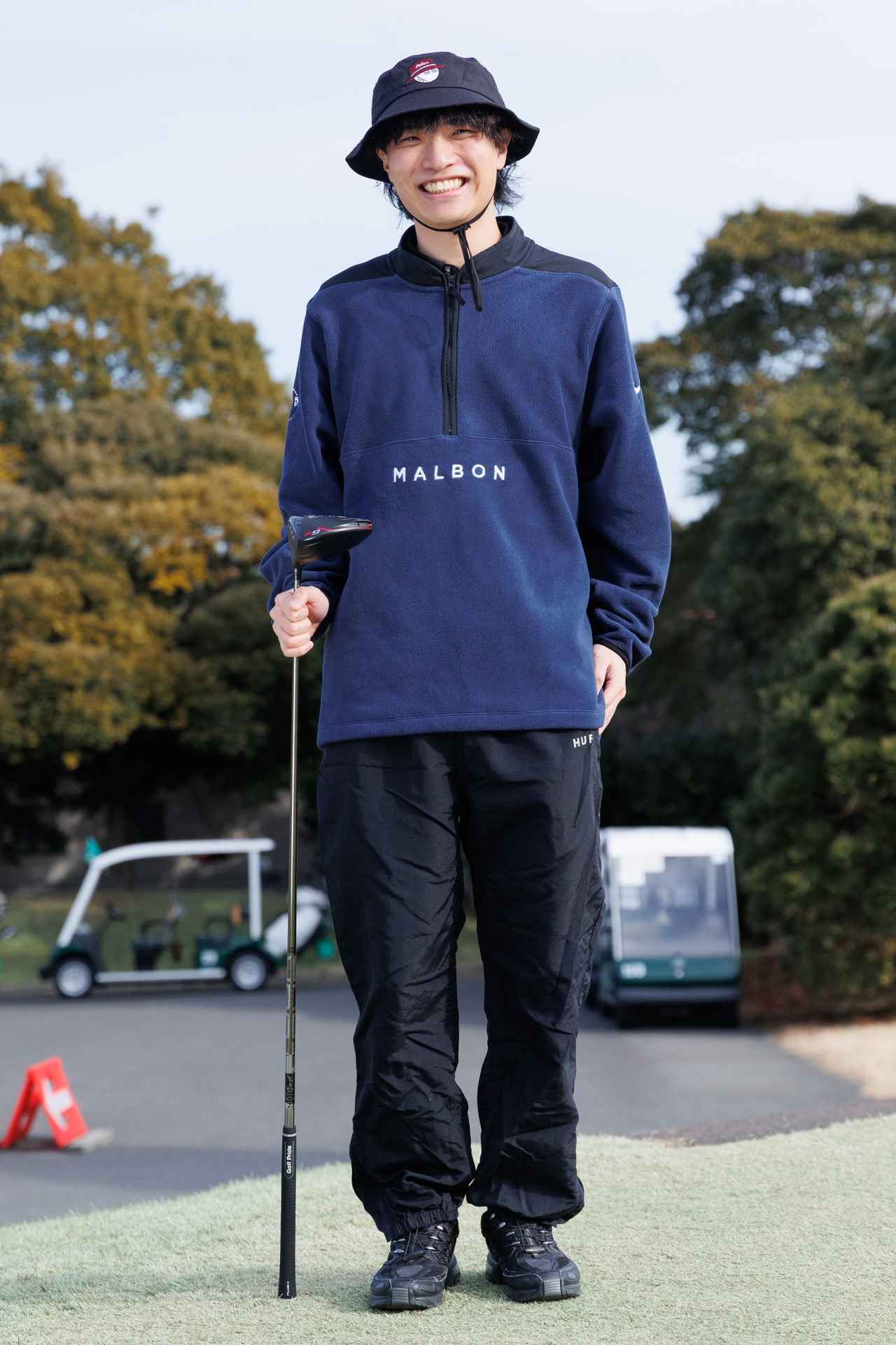 画像: 黒と紺のバイカラーのフリースプルオーバーがスタイリッシュ度の高いキーアイテム。ストリート感のあるスウェットのようなワイドパンツもこなれた印象に仕上げてくれます