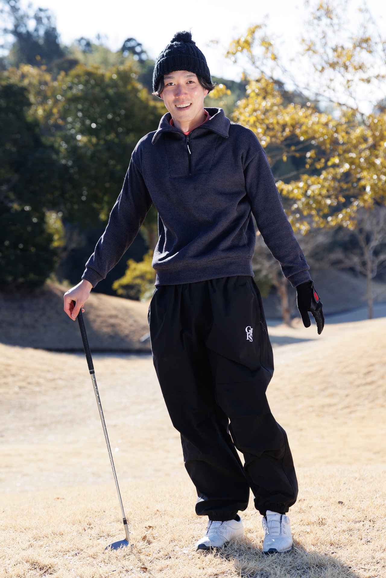 画像: ハーフジップ型ハーフジップニットはジャストめにパンツはゆったりとボリュームを持たせた好バランスアレンジ。ピンクのモックネックシャツが愛らしい雰囲気をプラスします