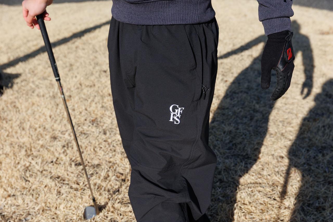 画像: アウトドアテイストも感じさせるビッグシルエットのブラックパンツ