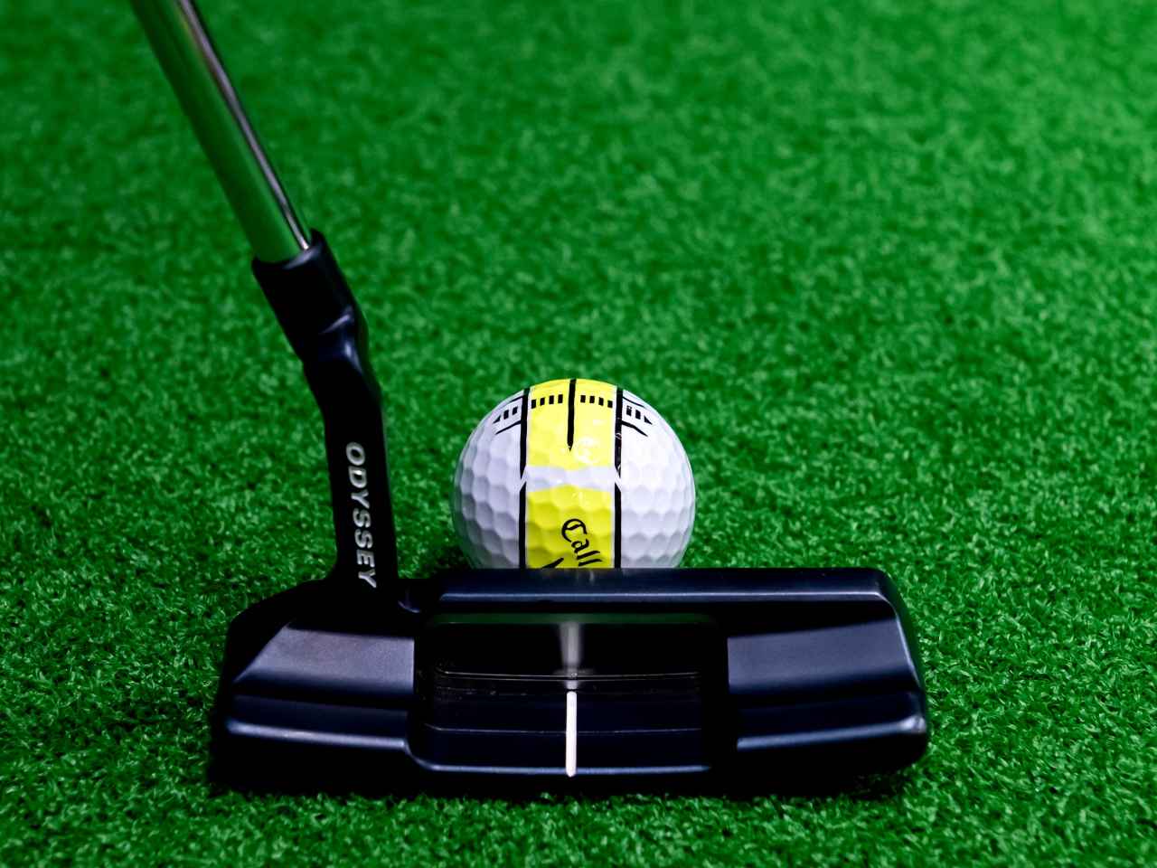 画像: ブレード型のショートパットは、太帯をターゲットラインの向きにセット