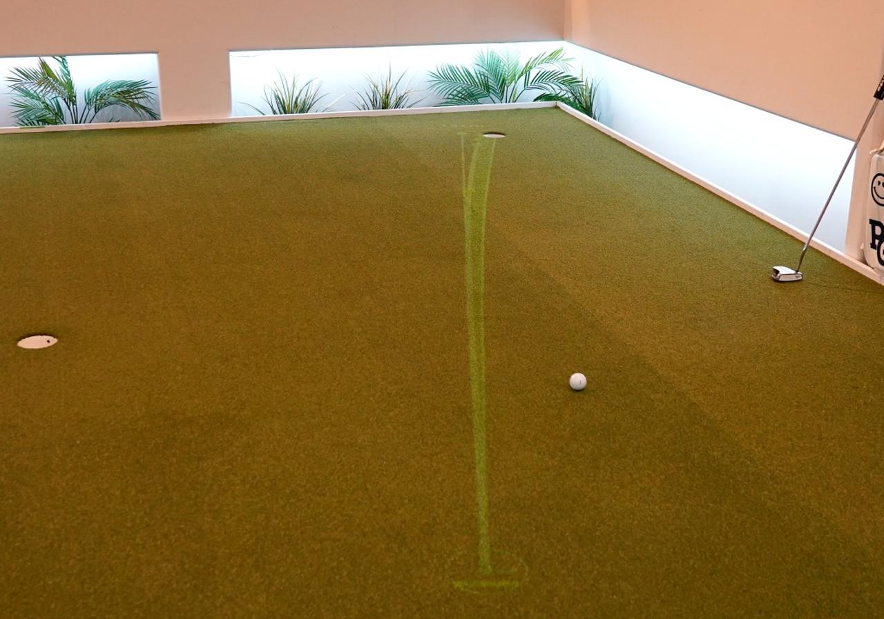 画像: 手前からカップ左への直線がターゲットライン。カップまでの曲がり幅も正確に描かれる。これに合わせて、ストロークやタッチの練習をする