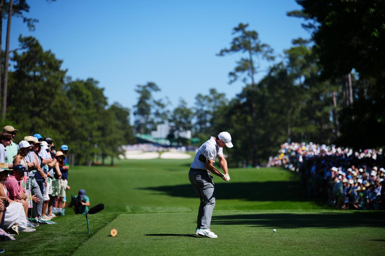 画像 : 6番目の画像 - 【連続写真10枚】撮り下ろし！ マスターズ2日目、マキロイのドライバーショット後方（撮影/岩本芳弘） - みんなのゴルフダイジェスト