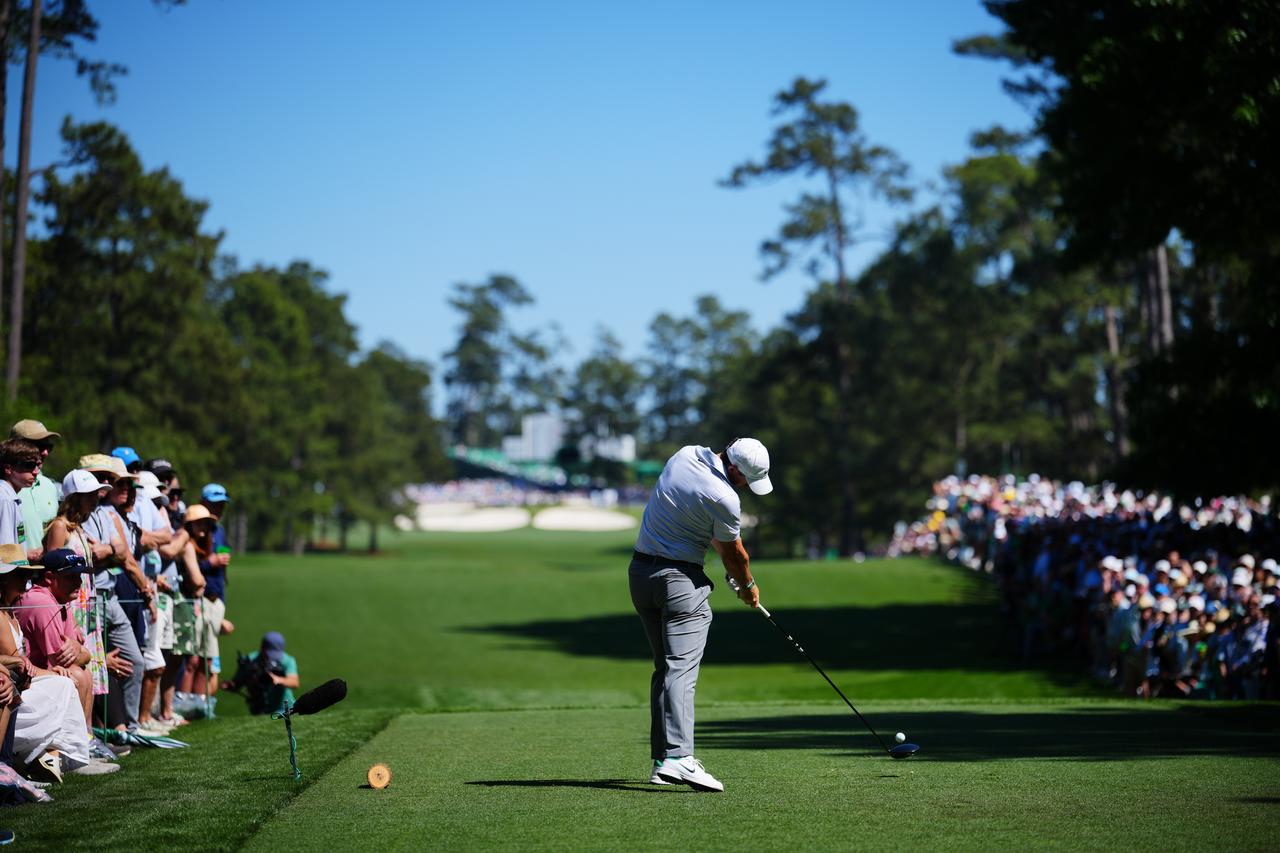 画像 : 7番目の画像 - 【連続写真10枚】撮り下ろし！ マスターズ2日目、マキロイのドライバーショット後方（撮影/岩本芳弘） - みんなのゴルフダイジェスト