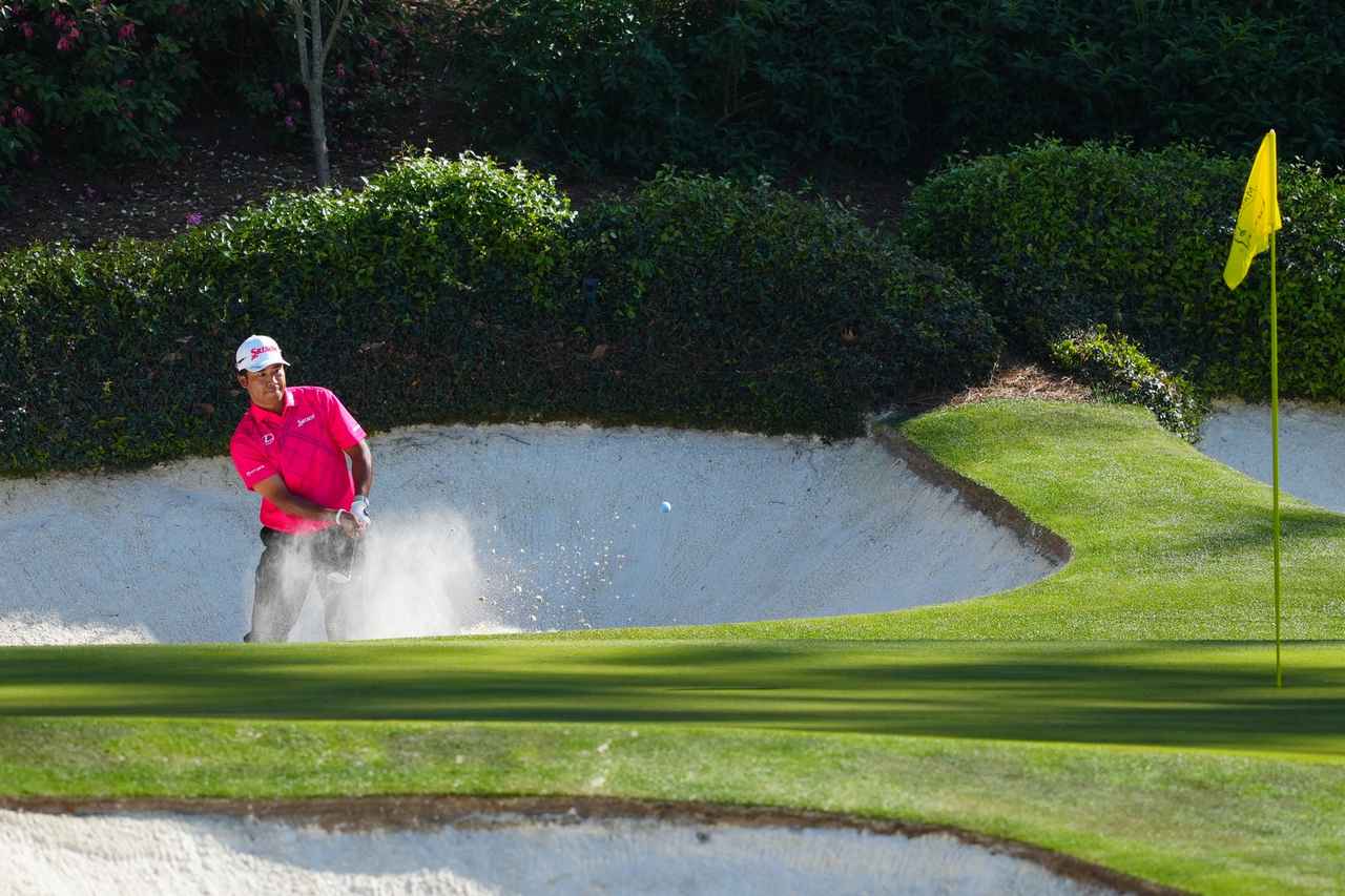 画像: 12番パー3では完璧と思われたティーショットが奥のバンカーに