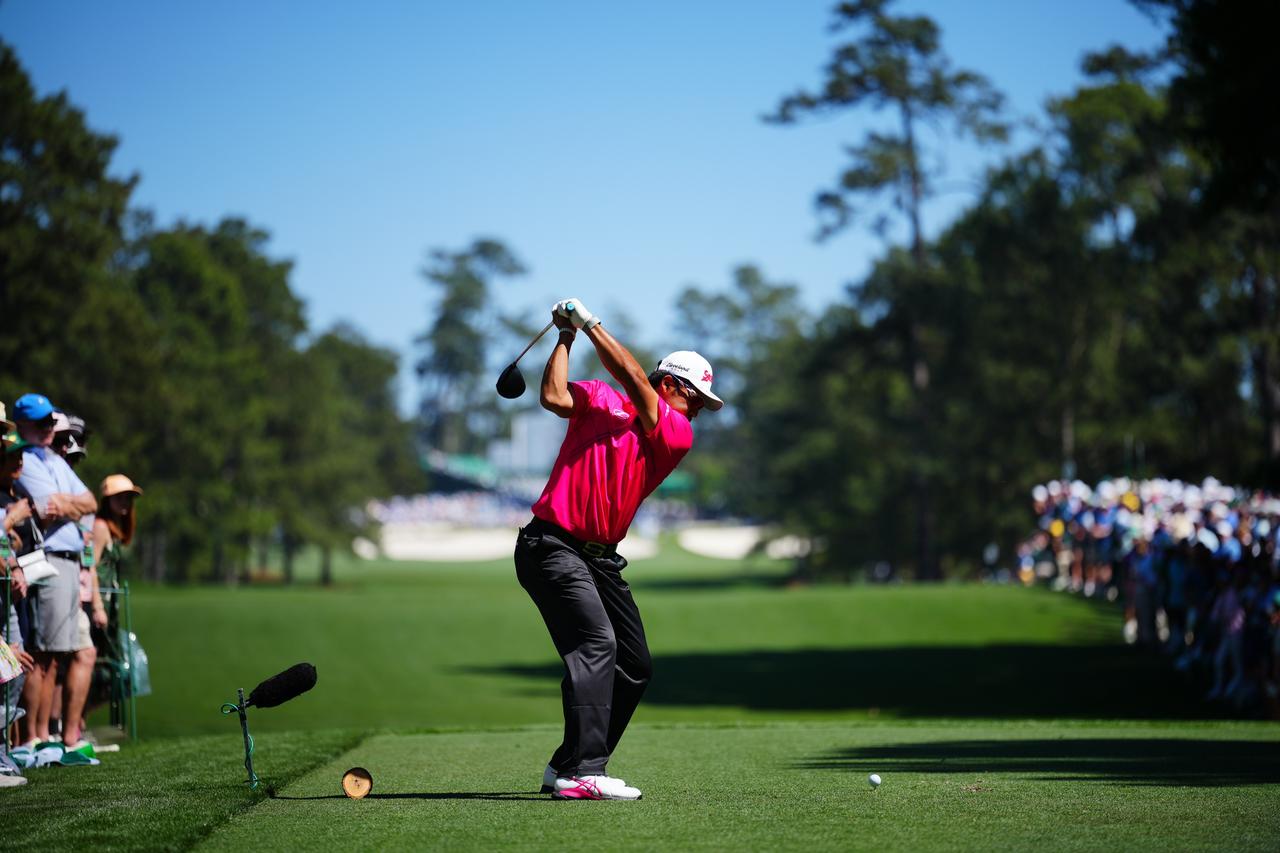 画像: 同じ組のコリン・モリカワ、ラッセル・ヘンリーを飛距離で完全に凌駕。アプローチなどはその極意を盗もうとする両者の視線を浴びていた