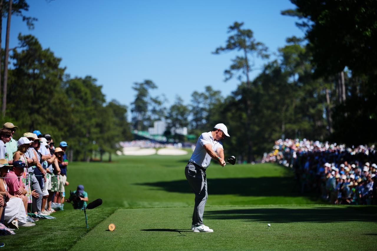 画像 : 2番目の画像 - 【連続写真10枚】撮り下ろし！ マスターズ2日目、マキロイのドライバーショット後方（撮影/岩本芳弘） - みんなのゴルフダイジェスト