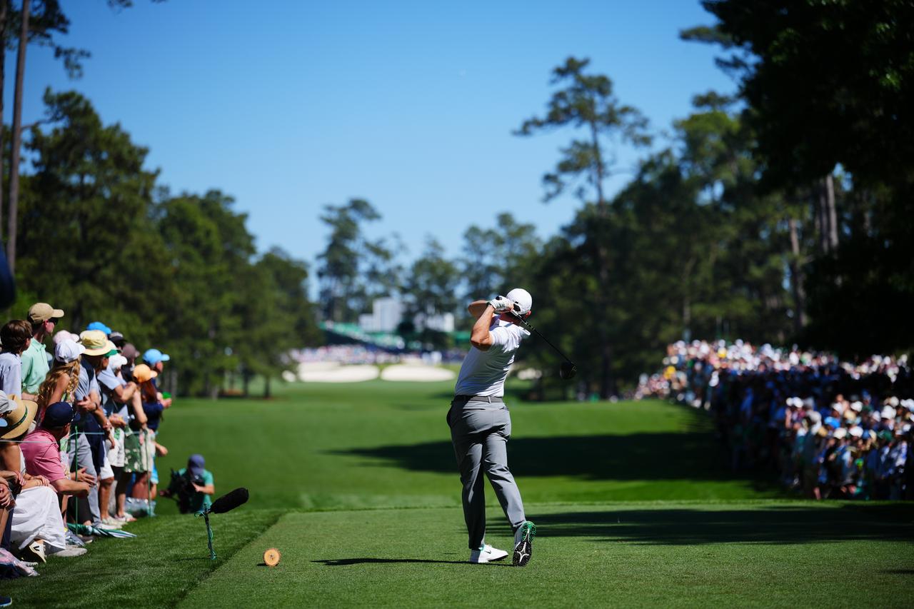 画像 : 10番目の画像 - 【連続写真10枚】撮り下ろし！ マスターズ2日目、マキロイのドライバーショット後方（撮影/岩本芳弘） - みんなのゴルフダイジェスト