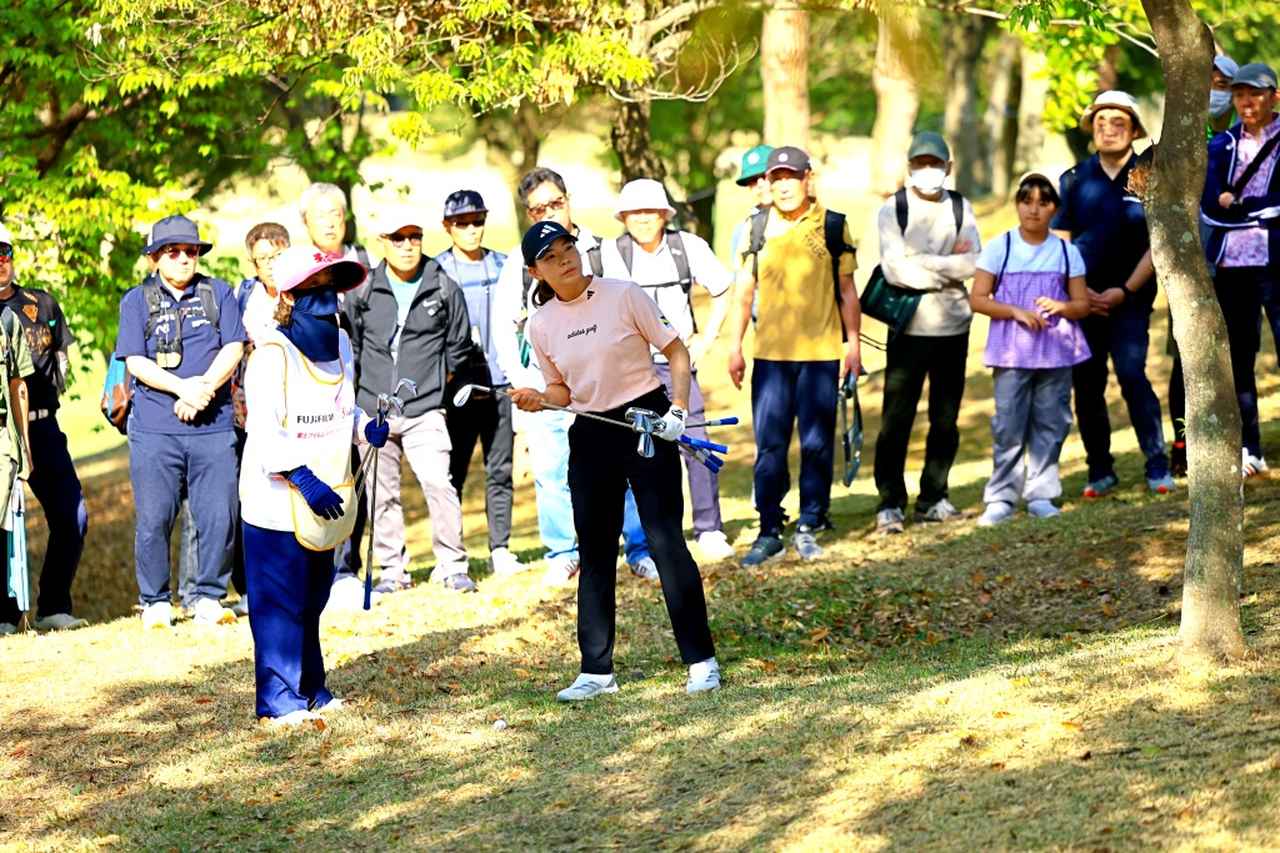 画像: 11番。林からのショットを見守るファン