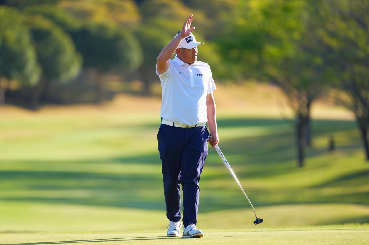 画像: 初日と比べ10倍に膨れ上がったギャラリーの声援に応える水田竜昇（撮影/姉崎正）