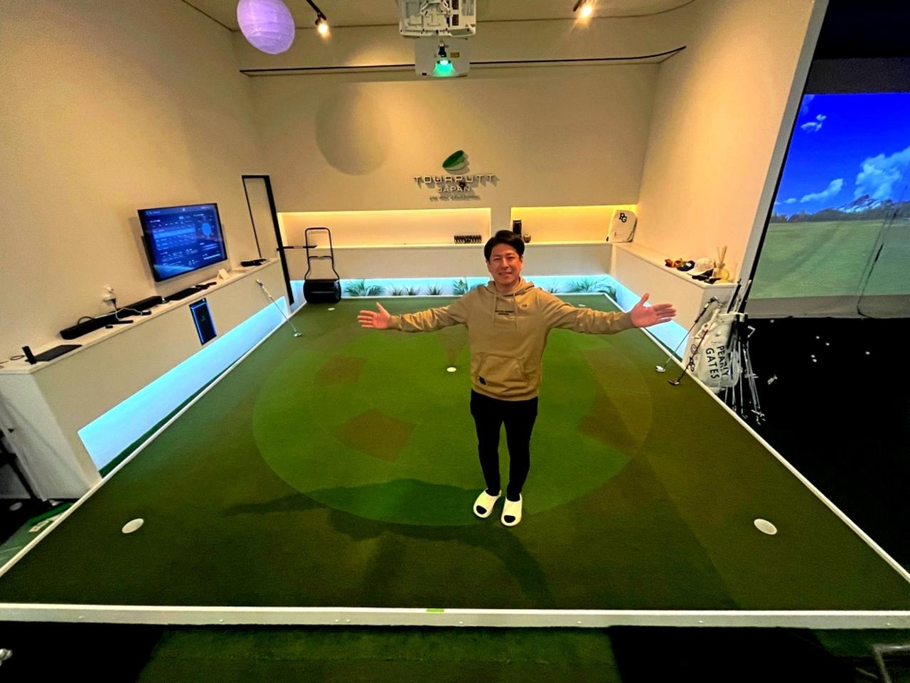 画像: 4メートル四方のグリーンに5つのカップがある本格仕様の室内練習グリーン。3％の傾斜があり、上り、下り、スライス、フック、すべてのラインを可視化しながら練習できる