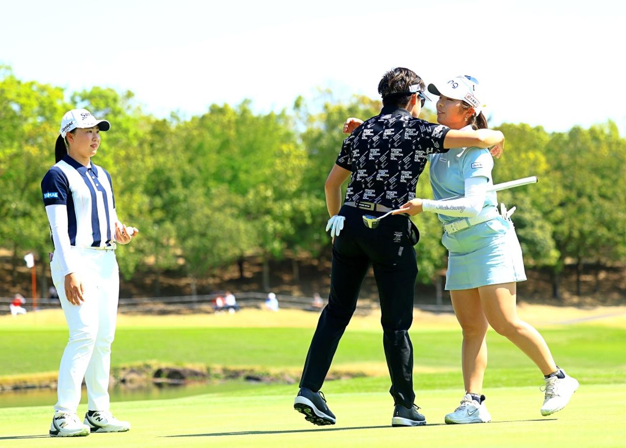 画像: 最終日、追い上げを見せた岩井明愛（中央）と佐久間朱莉（右）。左は竹田麗央（撮影/大澤進二）