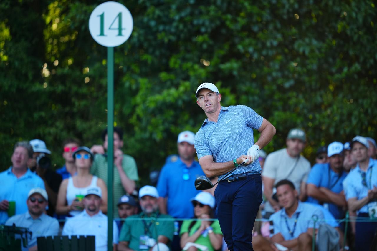 画像: 同じく飛ばし屋のサム・バーンズを置き去りにするティーショットを放つ