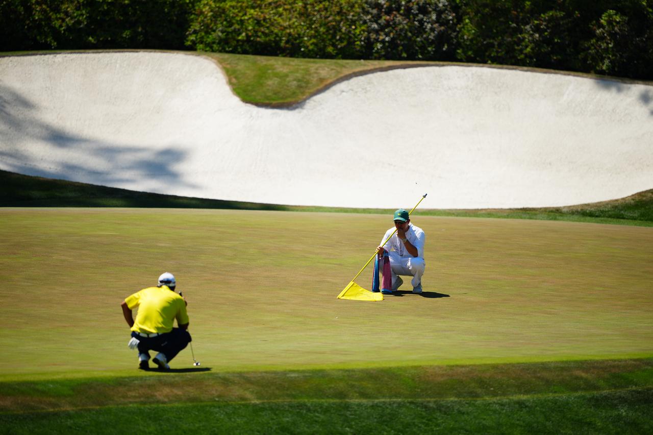 画像: 念入りにラインを確認する松山英樹、2026年大会は5アンダーの12位タイでフィニッシュ