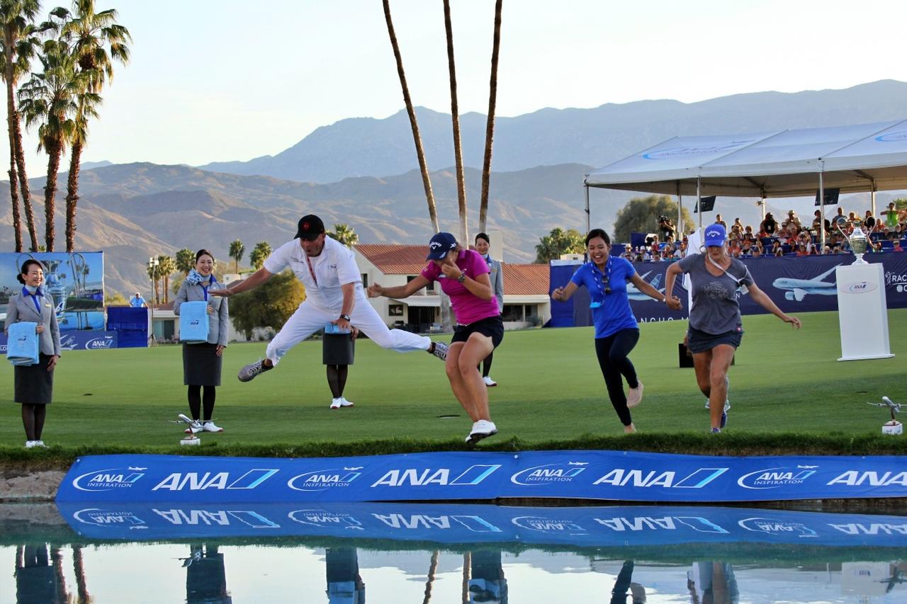 画像: ナビスコ・ダイナ・ショアの時代から優勝者が18番グリーン横の池に飛び込むことが慣例になっており、昨シーズン優勝した西郷も池に飛び込んだ