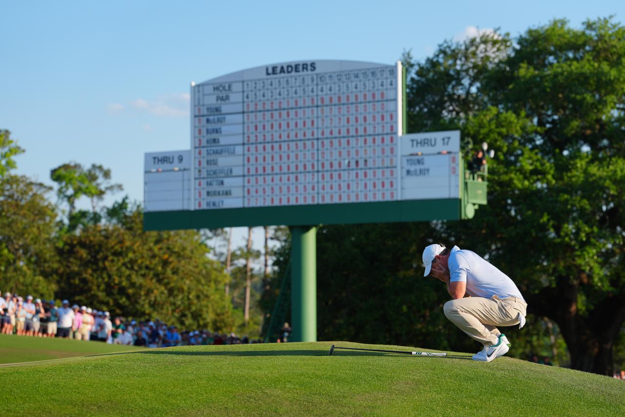 画像: 約20センチのウィニングパットを残すマキロイはグリーン外で顔を隠した。勝利を確信し、このとき涙をぬぐうようなしぐさもあった（撮影/岩本芳弘）