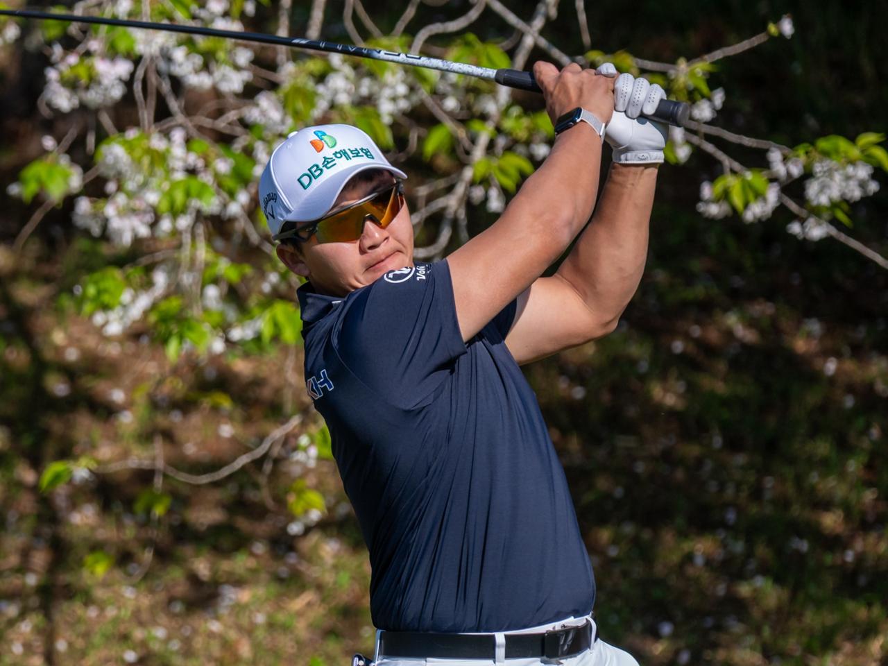 画像: 単独首位キム・ホンテクに学ぶ！ 左を向いてドローを打つ驚きのドライバーショットをAIで徹底解剖 - みんなのゴルフダイジェスト