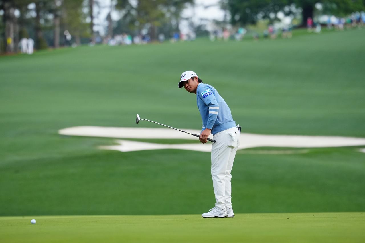 画像: 「グリーンの『うねり』が選手の心を削る」「片岡尚之選手も、『気をつけるポイントが多すぎて、練習していても時間が足りない。日本とは別次元の傾斜です』と漏らしていましたが、まさにその通り。逃げ道のない18ホールが、選手たちの神経を削っていきます」