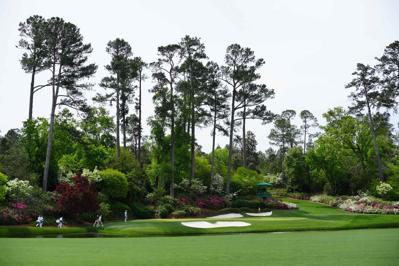 画像: 「12番パー3は息をするように風が吹き、止まり、方向を変える。名手たちが次々と池に落とし、あるいは奥のバンカーへ突っ込んでいくのは、技術不足ではなく、読み切れない風に翻弄されるから」