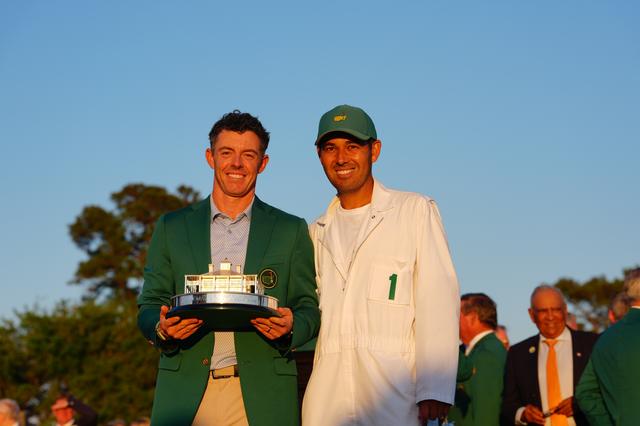 画像: キャディ番号1番は前年チャンピオンの印。タイガー・ウッズ以来の連覇を達成