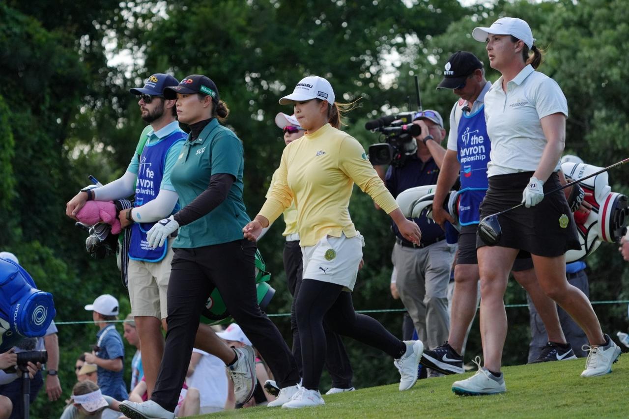 画像: 18番パー5で行われたプレーオフ。ティーショットを打ち終え歩きだす西郷ら