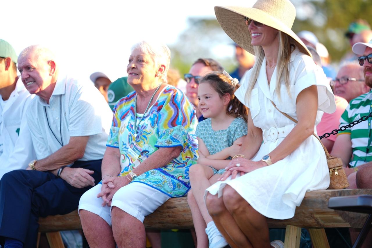 画像: 両親と妻、そして愛娘……家族もマキロイ優勝の瞬間を見守った（撮影／岩本芳弘）