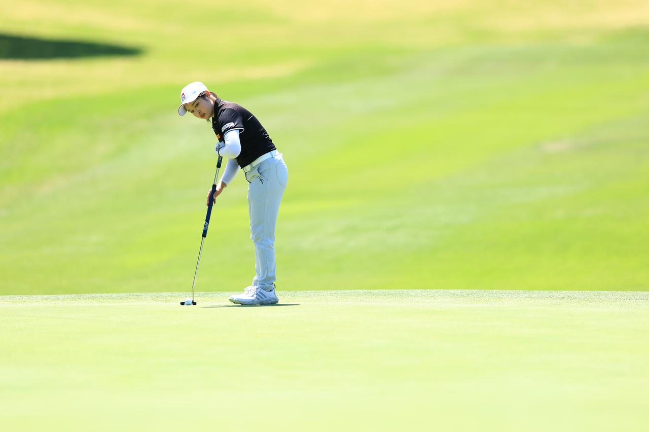 画像: 長尺パターを手にパットをことごとく決め、今季初優勝を飾ったウー・チャイェン