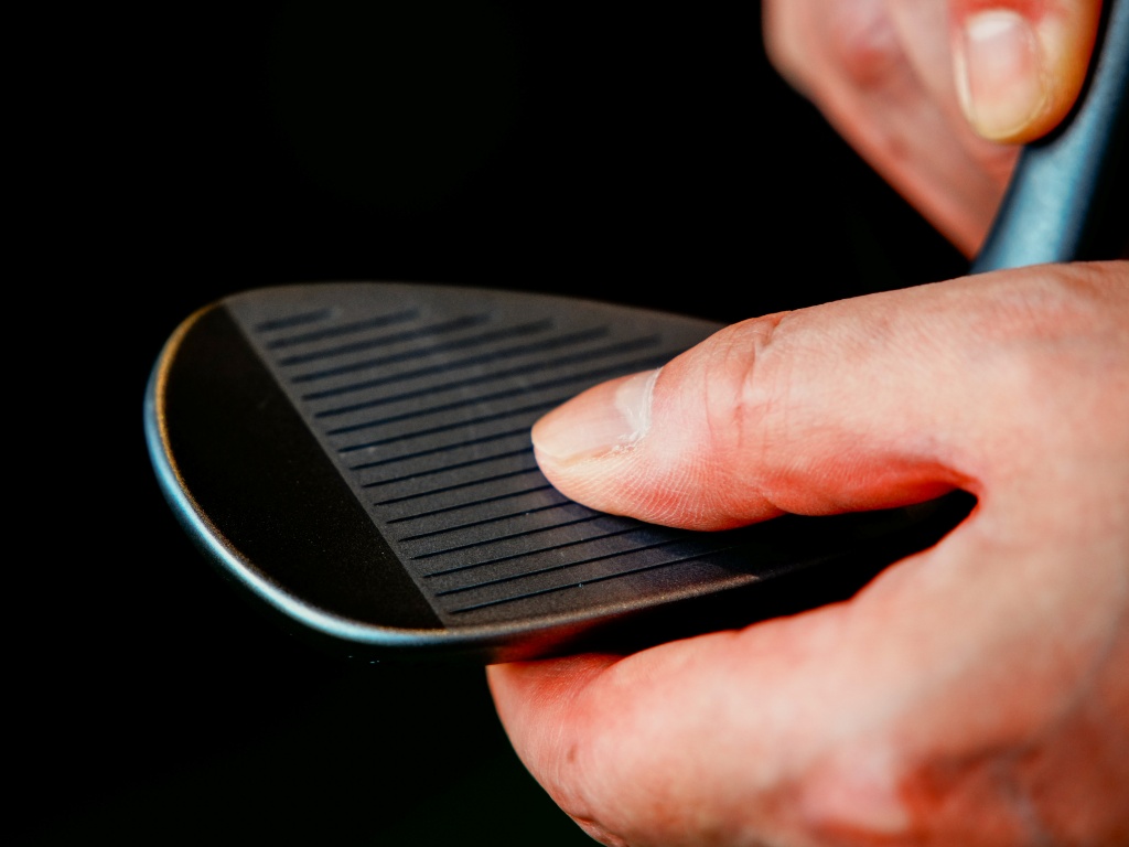 画像: ザラッとした表面がスピン性能を高める