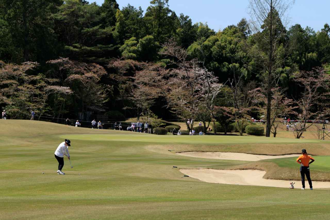 画像: 花を咲かせて世界に出ようとする選手に向けて岡本綾子がタフなコースセッティングに