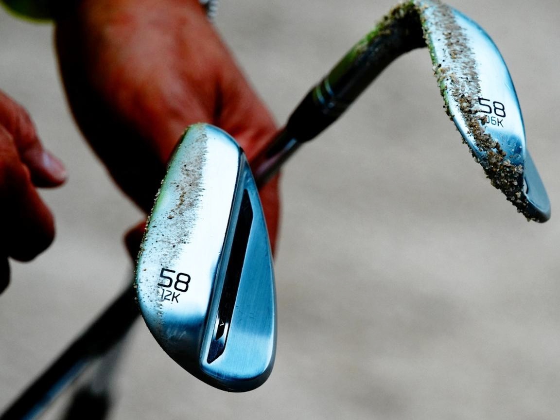 画像: バンカーショット後のクラブを見ると、リーディングエッジ（歯）から入れていくタイプなことが分かる。バウンスの大きなグラインドの方が地面に刺さりにくく、関口さんに合う