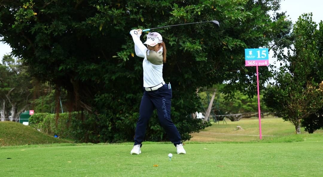 画像 : 4番目の画像 - 佐久間朱莉のドライバー連続正面写真（ダイキンオーキッドレディス 練習日／大澤進二） - みんなのゴルフダイジェスト