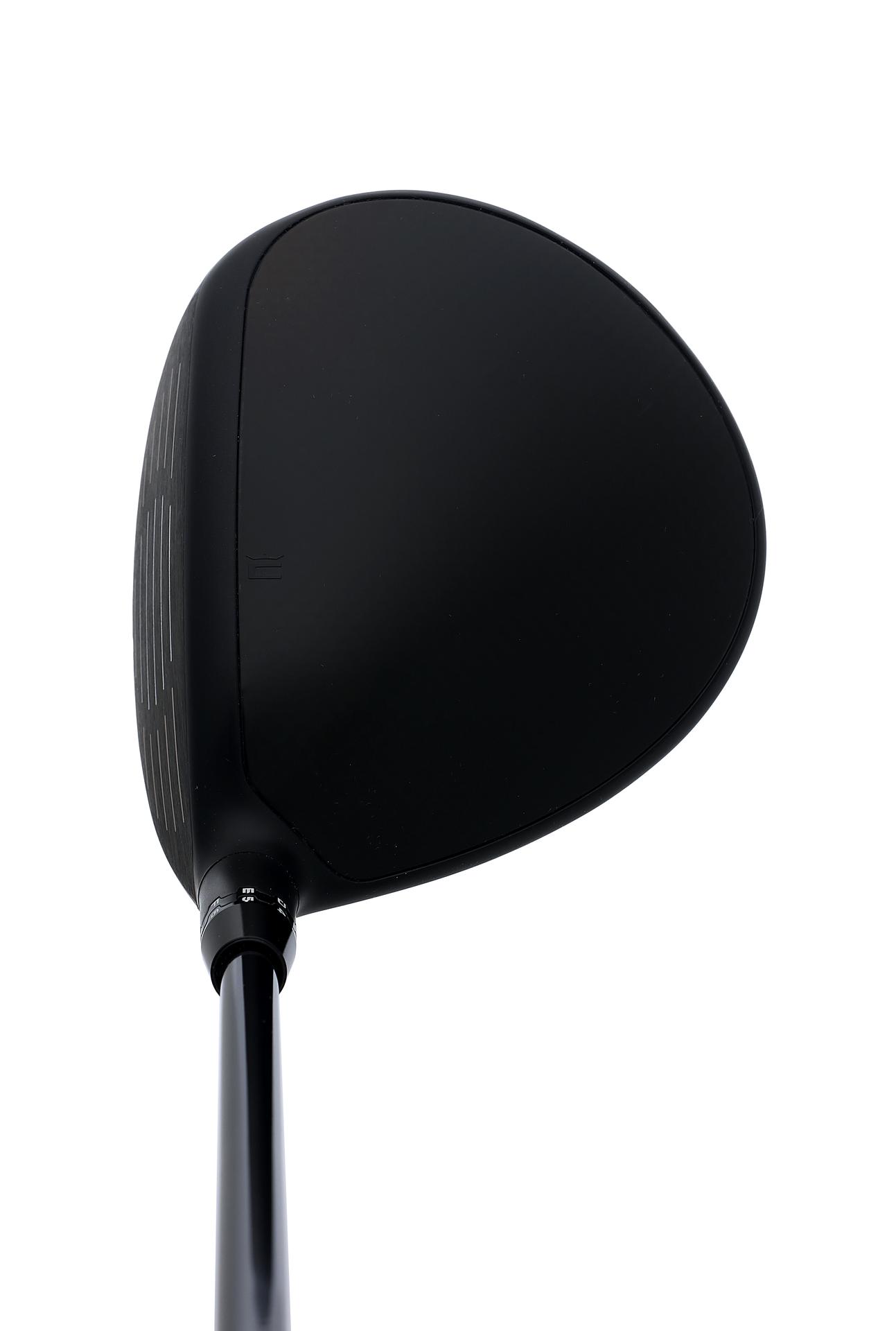 画像: 小ぶりなサイズ感とスクエアフェースの組み合わせでボールに対して構えやすい