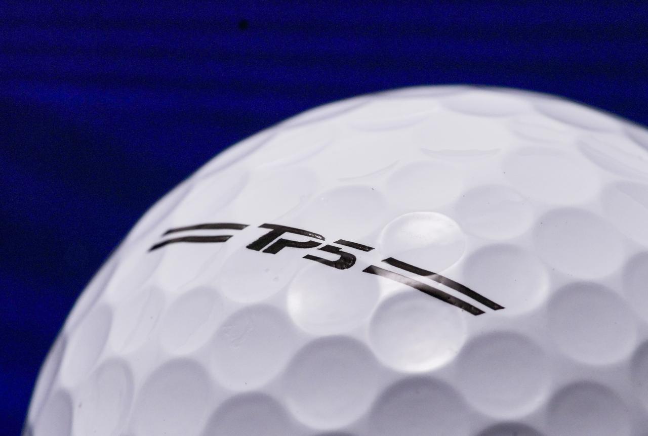 画像: 新しい「TP5」シリーズボールは、他社にはない表面のコーティングをむらなく塗る技術を新開発。これにより風に強いディンプル設計を“忠実に”製品に落とし込むことに成功した