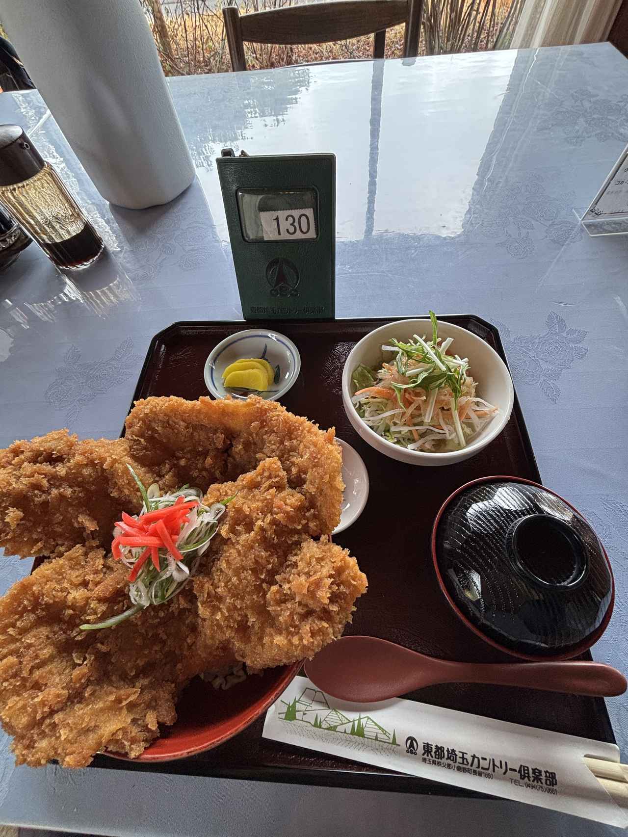 画像: 東都埼玉カントリー倶楽部のランチ。わらじソースかつ丼、追加190円。今月の遠征で一番印象的で柔らかくて美味しかった!