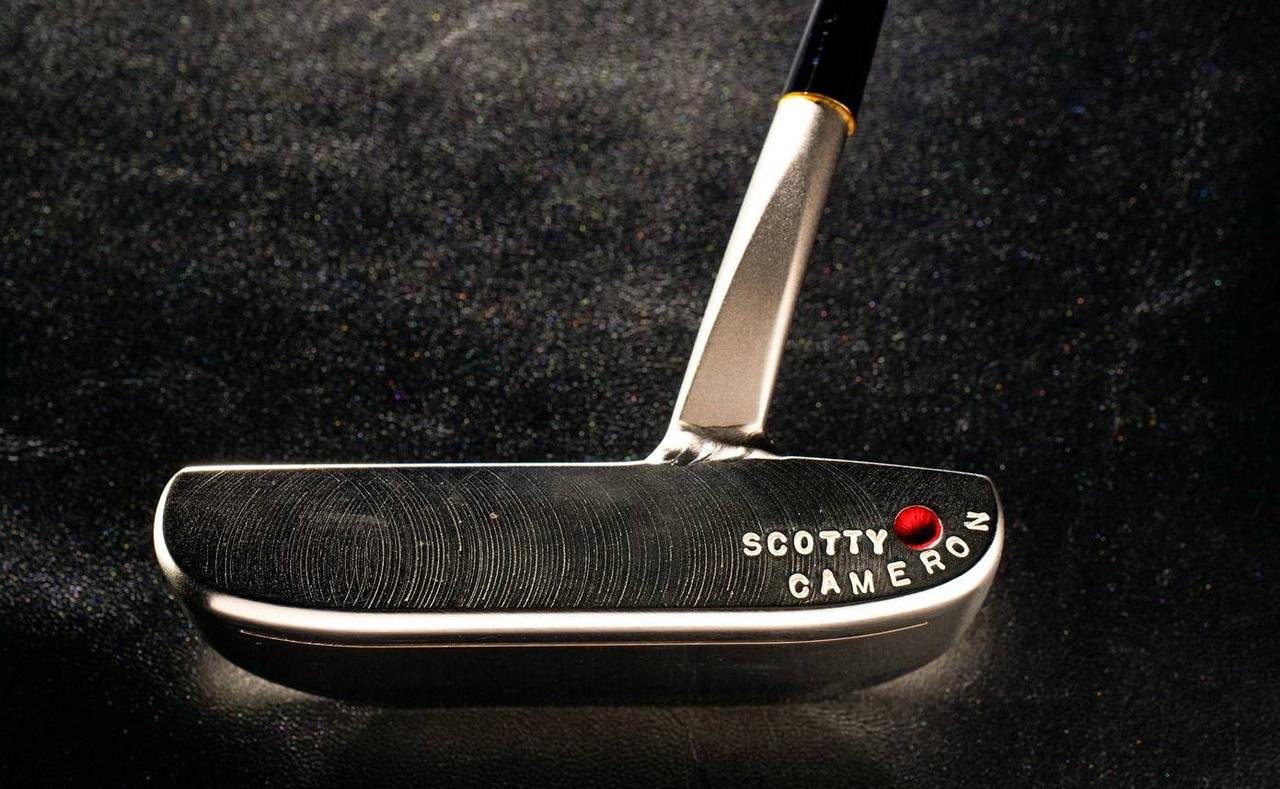 画像: デルマー ビーチ ツアープロトタイプ　スタンダードなデルマーよりもネックがかなりセンター寄りに取り付けられた、プロトタイプのデルマー。プロプラチナム仕上げが施され、初期のサークルTスタンプが採用されているところを見ると、1999年前後に作られたものと思われる