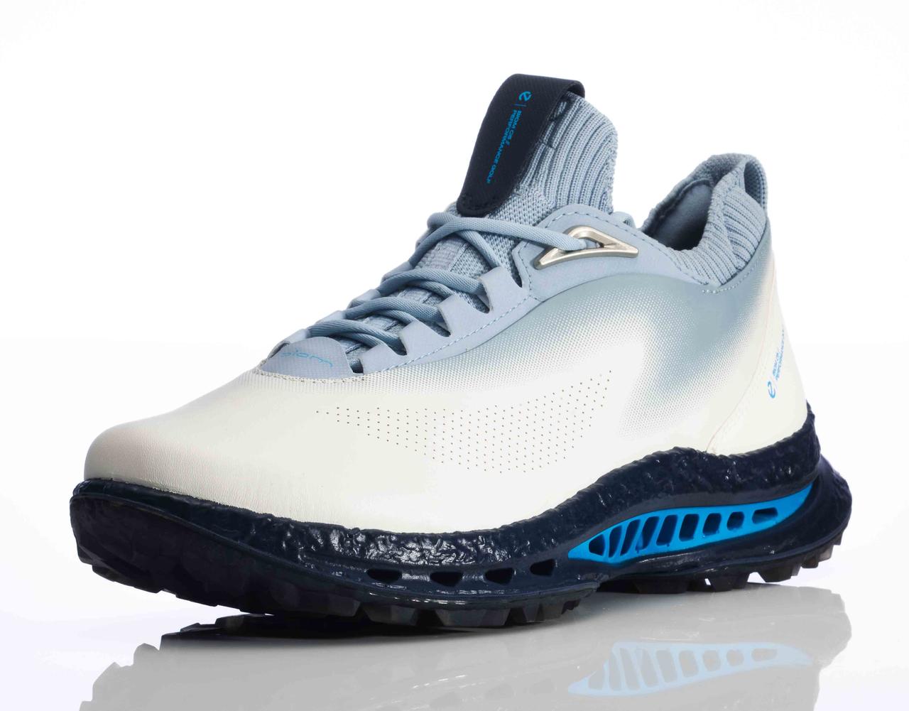 画像1: レース（靴紐）タイプは、前モデルの｢C4｣で好評だったソックライナーを採用しながらも伸縮性の高い新素材にスイッチ。柔らかで足あたりが良く足首の動きをサポートする。4万2900円（税込）