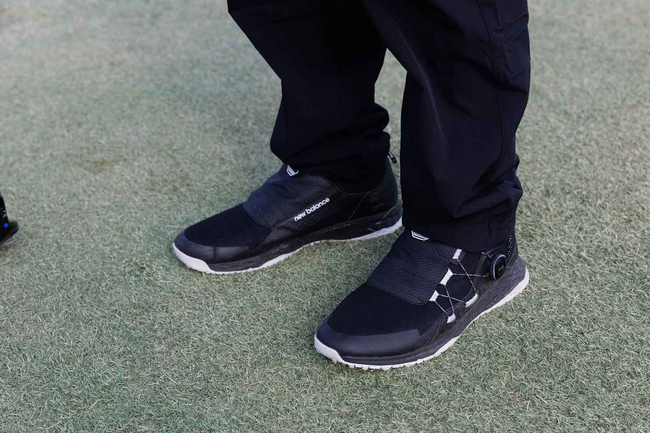 画像: モダン＆ハイテクなデザインの黒シューズもスタイリッシュ