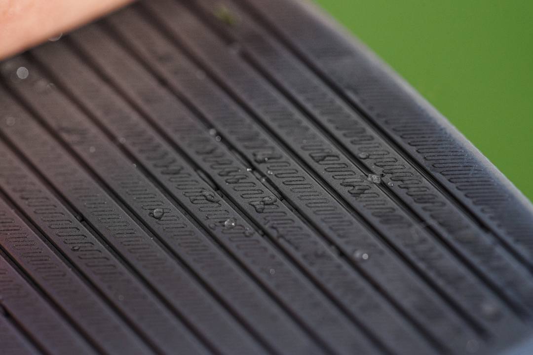 画像: フルショットからアプローチまで、フェースとボールの間の水分を逃がす「スピントレッドデザイン」（提供：テーラーメイド ゴルフ株式会社）