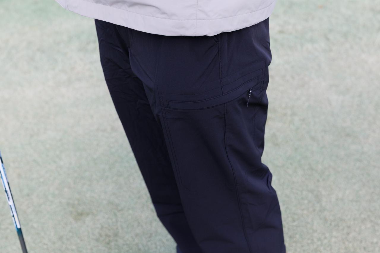 画像: ブラックパンツの両モモ部分にには便利な収納ポケット付き