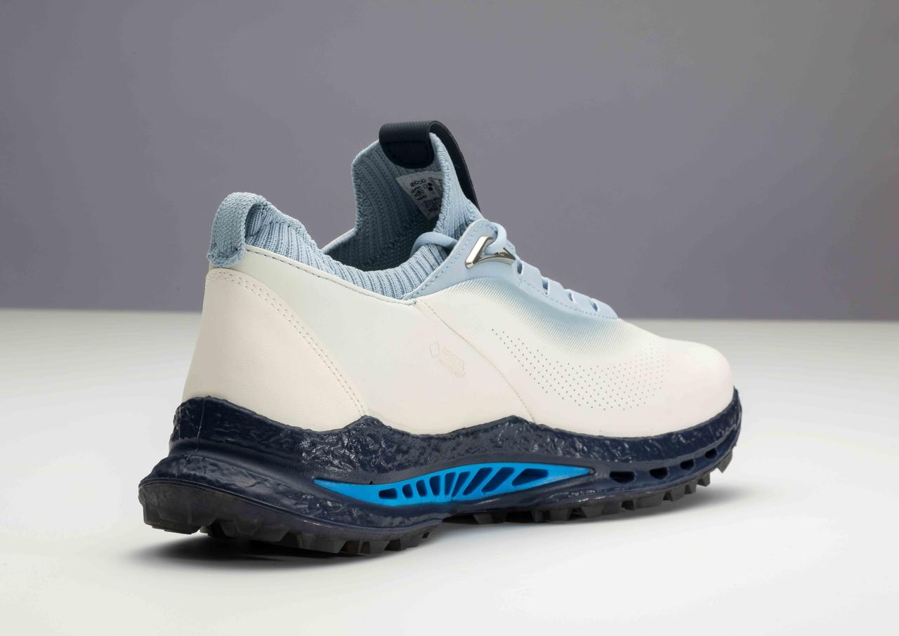 画像2: レース（靴紐）タイプは、前モデルの｢C4｣で好評だったソックライナーを採用しながらも伸縮性の高い新素材にスイッチ。柔らかで足あたりが良く足首の動きをサポートする。4万2900円（税込）