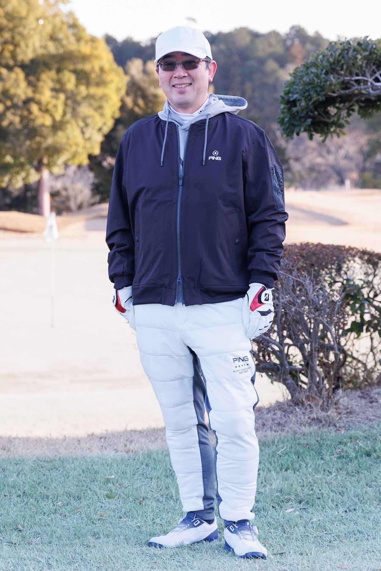 画像: タウンユースでも重宝するダークネイビーのMA-１風ジャケットにグレーフーディが好相性。ホワイトベースのハイブリッドパンツやキャップ、シューズも抜け感を出しています