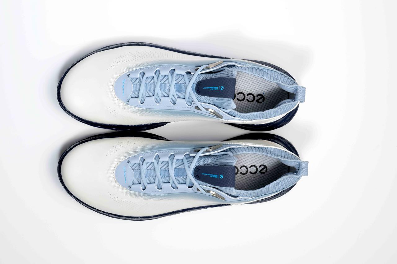 画像3: レース（靴紐）タイプは、前モデルの｢C4｣で好評だったソックライナーを採用しながらも伸縮性の高い新素材にスイッチ。柔らかで足あたりが良く足首の動きをサポートする。4万2900円（税込）